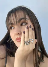 Anillo plateado de acero inoxidable con diseño de espiral dorado en el centro.