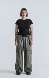 Pantalón cargo gris con cintura elástica, bolsillos laterales con solapa y corte oversize.