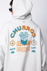 Buzo canguro gris claro de corte oversize, con capucha y cordones negros con letras blancas. Presenta un bolsillo tipo canguro y un estampado pequeño en el pecho y otro en la manga.