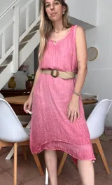 Vestido midi color rosa, sin mangas, con escote redondo y corte evasé. Incluye cinturón de soga con hebilla de madera.