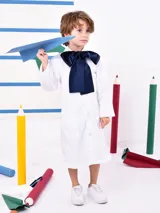Túnica escolar blanca de corte recto, con cuello clásico, cierre frontal con botones, manga larga y bolsillos delanteros.