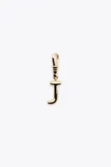 Dije dorado en forma de la letra A, con mosquetón para colgar en carteras o pulseras.