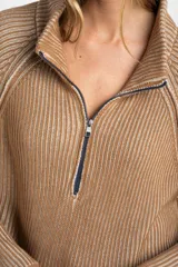 Sweater de punto morado con cierre metálico parcial en el cuello alto y mangas largas.