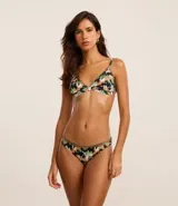 Conjunto de bikini con corpiño triangular y bombacha clásica, confeccionado en microfibra estampada con diseño tie dye.
