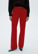 Pantalón de jean recto color rojo, con tiro alto, cinco bolsillos, cierre de cremallera y botón. La modelo mide 1,79 y lleva una talla S/36.