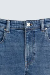 Pantalón de jean azul oscuro, corte skinny, largo cropped y efecto lavado.