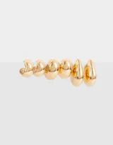 Set de tres pares de aros tipo argolla dorados, con diferentes formas y grosores.