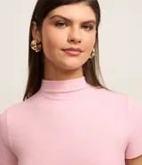 Blusa corta rosa de rib, con cuello alto y mangas cortas.