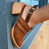 Zueco marrón con detalle trenzado, correa con hebilla y taco de madera.