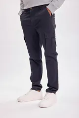 Pantalón cargo azul marino de corte recto con bolsillos laterales y traseros con solapa.