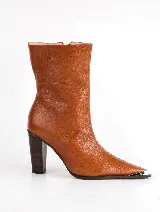 Bota de cuero color marrón con puntera metálica plateada, cierre lateral y taco cuadrado de madera.