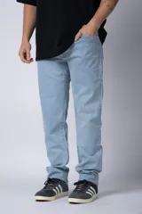 Pantalón de jean gris oscuro, de corte recto, con bolsillos delanteros y traseros.