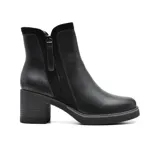 Bota corta de cuero negro con cierre lateral, taco cuadrado y suela track. Presenta detalle de pieza de gamuza en la parte superior del tobillo.