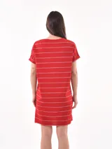 Vestido corto negro de manga corta, con cuello redondo y corte holgado, estilo camiseta.