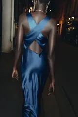 Vestido midi azul petróleo de satén, con escote drapeado y corte al bies.