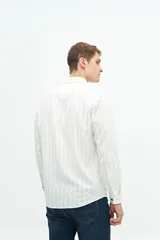 Camisa de manga larga para hombre, color blanco con rayas verticales finas en tonos grises y azules. Confeccionada en una mezcla de lino y algodón, de corte semi slim y logo bordado en el pecho.