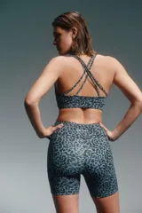 Top deportivo gris con estampado animal print, breteles anchos y espalda deportiva.
