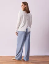 Cardigan tejido negro, marca Vila Milano, con botones aplicados en la espalda.