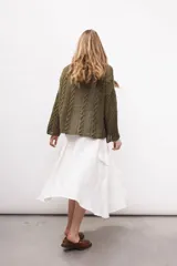 Pollera midi color beige de lino, con cintura ajustable con botón y bolsillo cargo en el lateral.