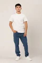 Pantalón de jean azul de corte recto, con bolsillos delanteros y traseros.