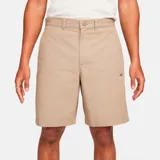 Short color crema de corte chino, con logo de la marca bordado en el muslo.
