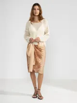 Sweater tejido italiano de algodón con punto abierto y sutil brillo de lúrex, con detalles de flecos.