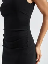 Vestido midi negro de punto, sin mangas, con cuello redondo y abertura lateral en la falda.