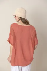 Blusa italiana de lino color blanco, de corte suelto con detalle de calado en hombros y mangas.