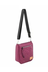 Bandolera color suela con correa larga negra regulable y desmontable. Presenta un bolsillo frontal con cierre y diseño de líneas en relieve.