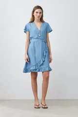 Vestido corto azul claro de lyocell, con corte cruzado, escote en V, mangas cortas con volados y lazo en la cintura.
