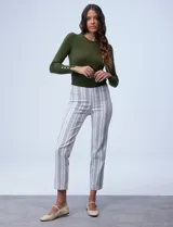 Pantalón blanco con mezcla de colores en rayas, de tiro alto y ajuste elástico.