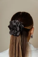 Accesorio para el pelo con forma de flor grande color gris oscuro, con broche francés.