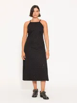 Vestido largo de punto con strass, de corte al cuerpo en la parte superior y falda evasé, con breteles finitos y diseño halter.