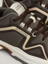 Zapatillas de running Tommy Hilfiger color gris con detalles en marrón y blanco.