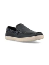 Zapatilla urbana de cuero sintético color azul marino, con cordones y suela de goma color beige.