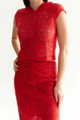 Remera de encaje roja con capucha y mangas cortas.