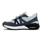 Championes deportivos de hombre, modelo Bariloche, con base de malla textil color celeste pálido y superposiciones en tonos de gris oscuro y azul marino. Presentan una entresuela gruesa blanca y detalles en negro en la suela y talón, donde se lee "MAX PROTECT".