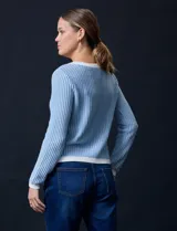 Cárdigan de punto tweed color beige, marca Ninety, con escote redondo, cierre frontal con botones metálicos dorados y bolsillos simulados.