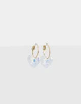 Aros dorados tipo argolla con dije de corazón transparente con strass.