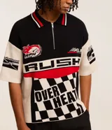 Camisa polo masculina de punto, corte boxy, con cuello con cremallera, manga corta y estampado estilo automovilismo con lettering.