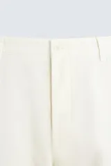 Pantalón chino color crema, de corte recto y largo a la altura del tobillo.