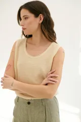 Musculosa color beige claro de tejido de lino con cuello redondo.