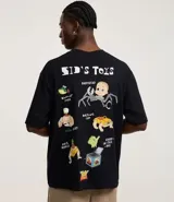 Remera negra de algodón con corte boxy, cuello redondo y mangas cortas. Estampado frontal con lettering "Sid's Toys" de Toy Story.