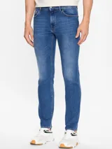Jean azul de corte regular fit, ideal para uso diario con detalles clásicos de la marca.