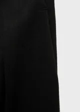 Pantalón de vestir negro de lyocell, corte recto y tiro alto.