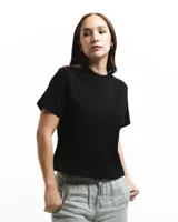 Remera negra de algodón orgánico con cuello redondo y corte cuadrado.