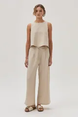 Top color beige, sin mangas y de corte recto.