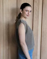 Musculosa de punto color verde claro, con cuello redondo y sisas anchas.