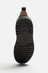 Bota de caña baja color marrón chocolate, de cuero gamuzado, con cordones al tono y suela track color negro.