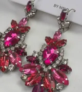 Aros con diseño de cristales en forma de flor, ideal para eventos nocturnos.